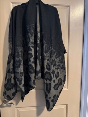 Black & Gray Leopard-Print Wrap Poncho